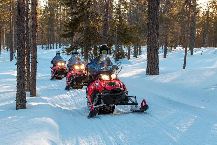 Rovaniemi: Snowmobile and Ice Fishing Adventure with Lunch - Soup, fire, and a well-timed warm-up