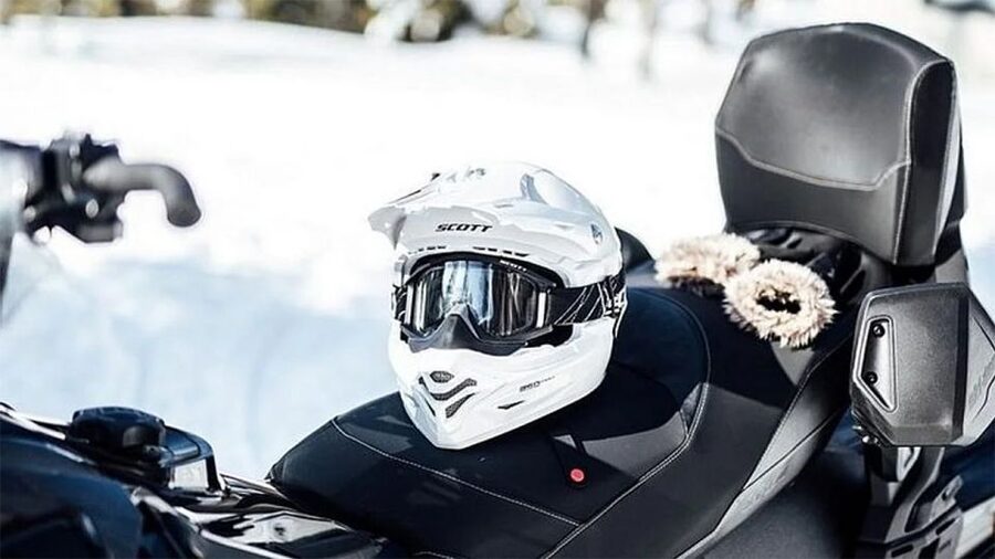 Rovaniemi: Snowmobile Safari Adventure - Sharing one snowmobile and changing drivers