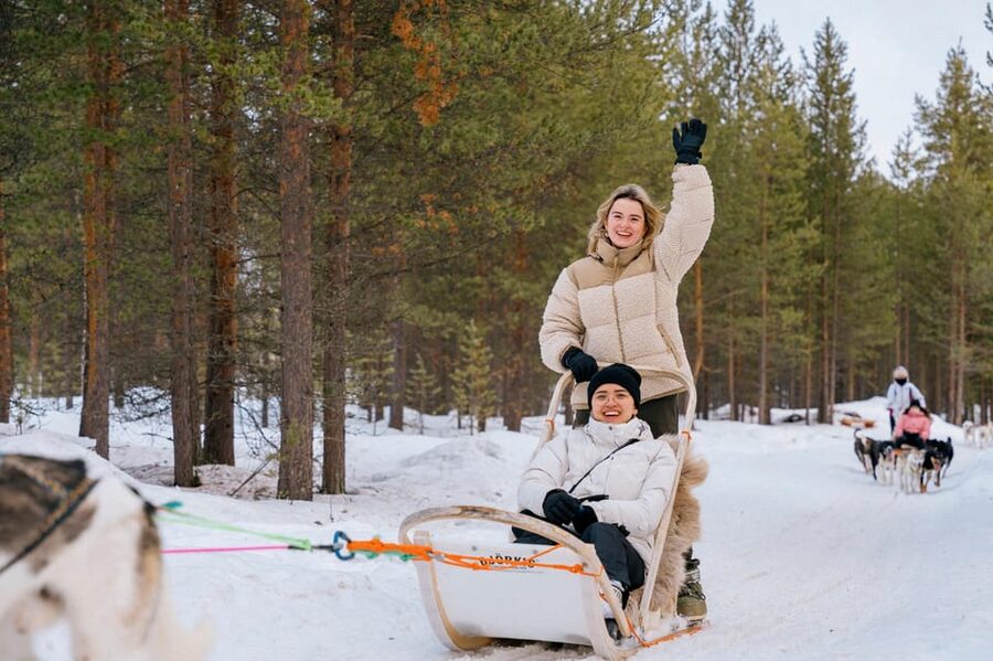 Saariselkä: 10KM Husky Safari with kennel visit - Why driving the sled makes this husky safari different