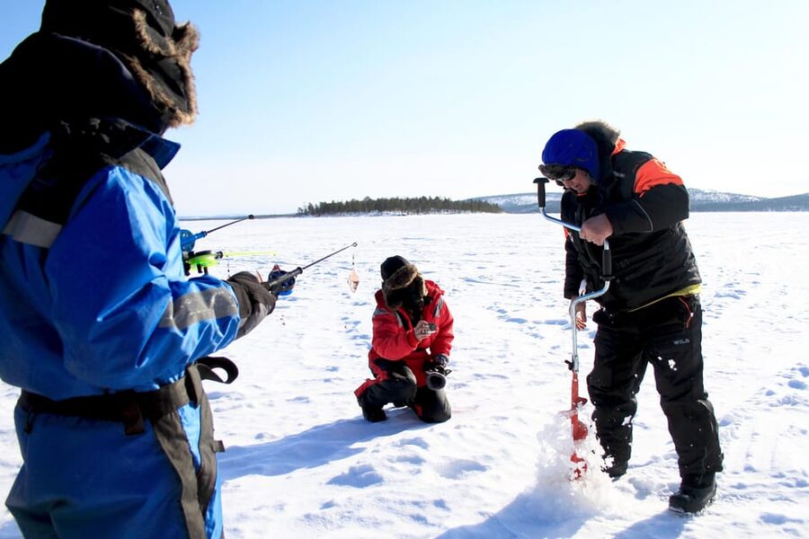 Saariselkä: Ice Fishing Tour to Lake Inari, reindeers& lunch - Key points at a glance