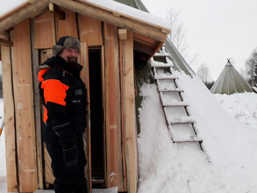 Saariselkä: Ice Fishing Tour to Lake Inari, reindeers& lunch - Learning the Lappish ice-fishing method