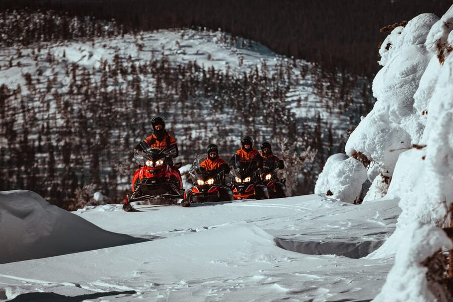 Saariselkä: Snowmobile Ride with Hot Drinks - The safety briefing and first lesson