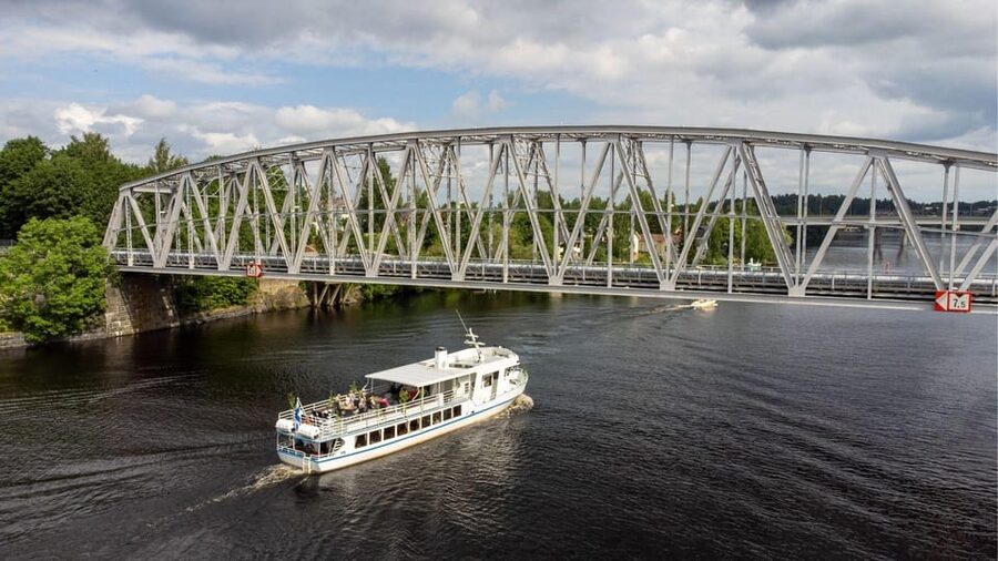 SIGHTSEEING CRUISE AROUND SAVONLINNA - Comfort onboard in Finland’s changing weather