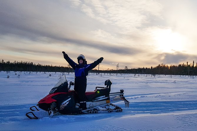 Snowmobile Driving - Morning start - Learning to handle the snowmobile