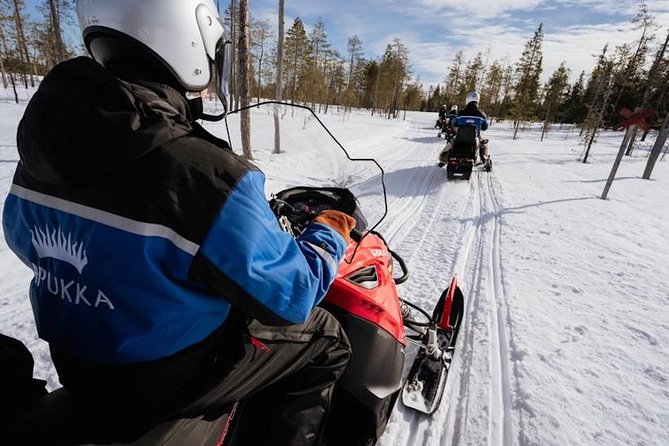 Snowmobiling and ice fishing in Apukka Resort, Rovaniemi - Learning to handle a Lapland snowmobile