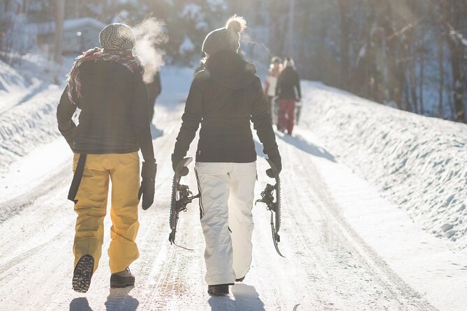 Snowshoeing tour with Wild Lunch - A snowy forest and frozen lake