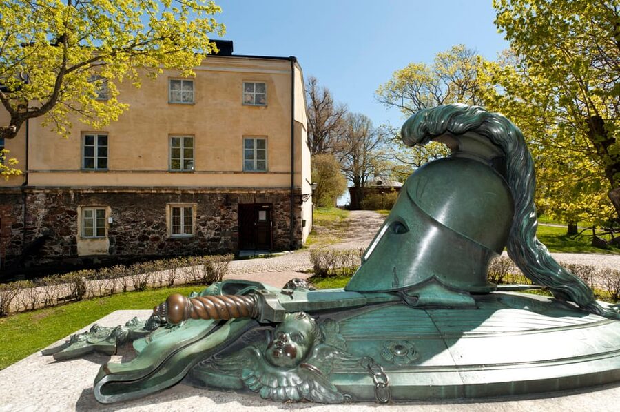 Suomenlinna: Guided Walking Tour with an Authorized Guide - Piper’s Park and the quieter side of the island