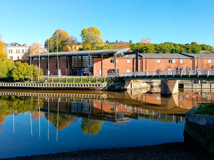 Suomenlinna: Guided Walking Tour with an Authorized Guide - What the 60-minute pace feels like
