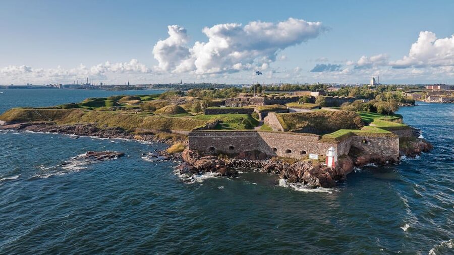 Suomenlinna: Guided Walking Tour with an Authorized Guide - Is $17 good value?