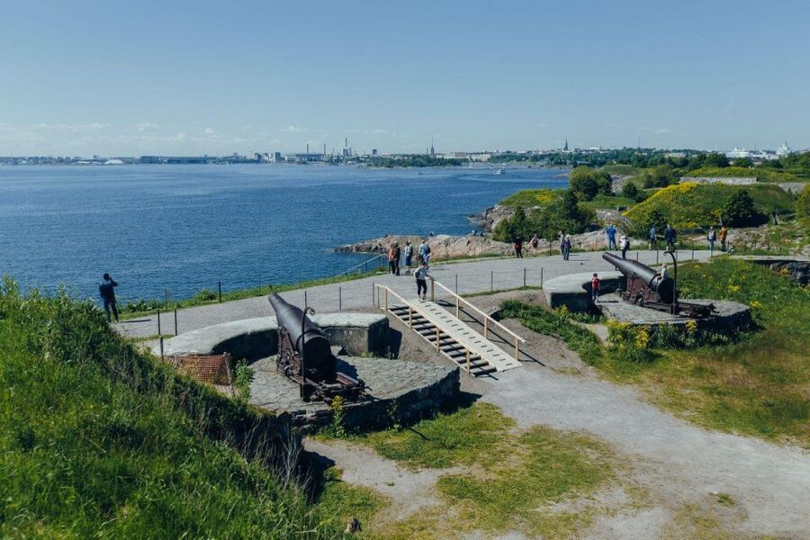 Suomenlinna: Private Tour with an Authorized Guide - Meeting your guide after the ferry crossing