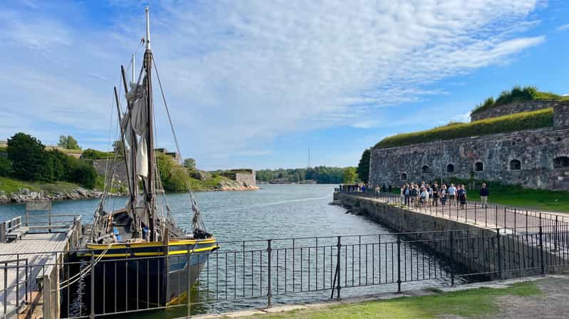 Suomenlinna tour in French with Doro - Ferrying from Market Square to the island