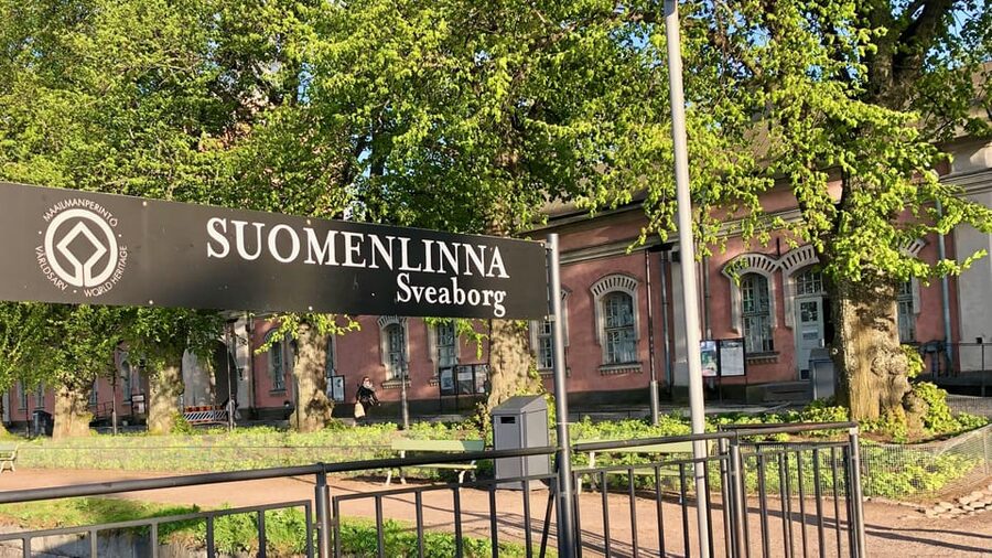Suomenlinna tour in French with Doro - King’s Gate and the island’s dramatic viewpoint