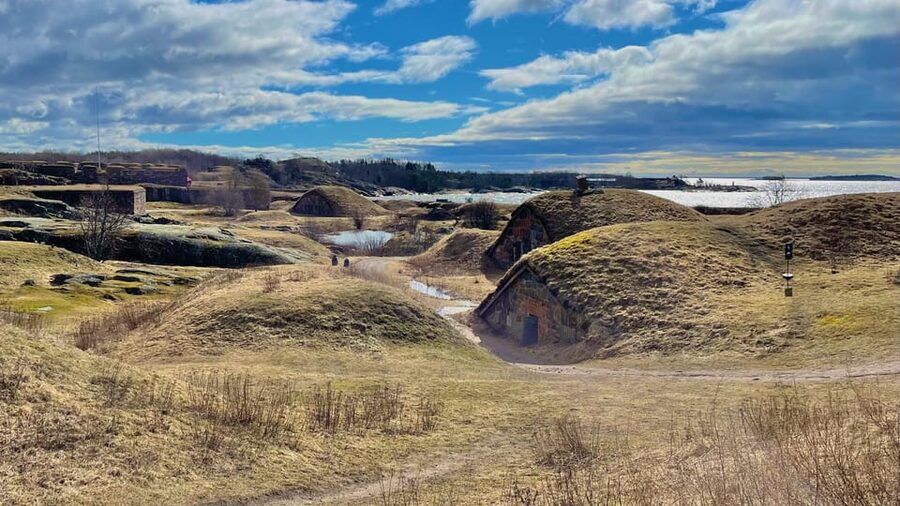 Suomenlinna tour in French with Doro - Starting with the church and museum