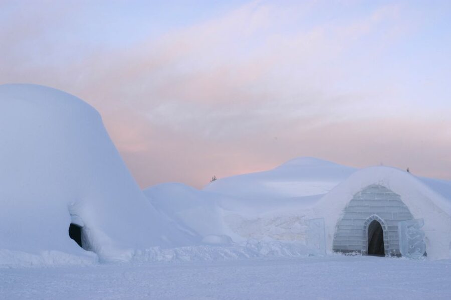 Ylläs: Snowmobile Tour to Arctic Snow Village & Snack - From Ylläsjärvi into the snowy wilderness